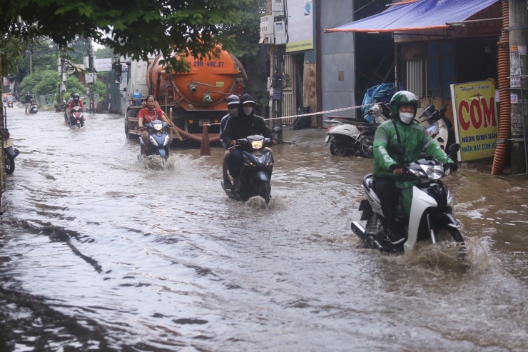 Một con phố ở Thủ đô vẫn chìm trong &#39;biển nước&#39; sau một ngày mưa lớn - 15