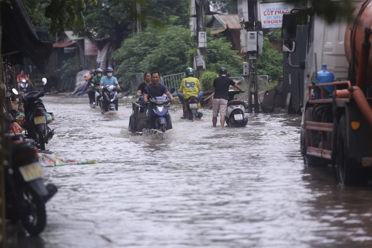 Một con phố ở Thủ đô vẫn chìm trong &#39;biển nước&#39; sau một ngày mưa lớn - 13