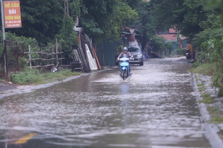 Một con phố ở Thủ đô vẫn chìm trong &#39;biển nước&#39; sau một ngày mưa lớn - 17