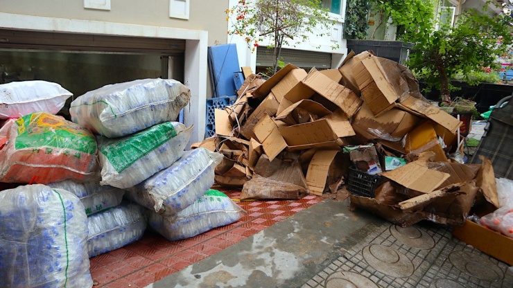 Sau mưa lớn, người dân ở khu biệt thự 'triệu đô' vẫn phải lội nước vớt đồ - 4