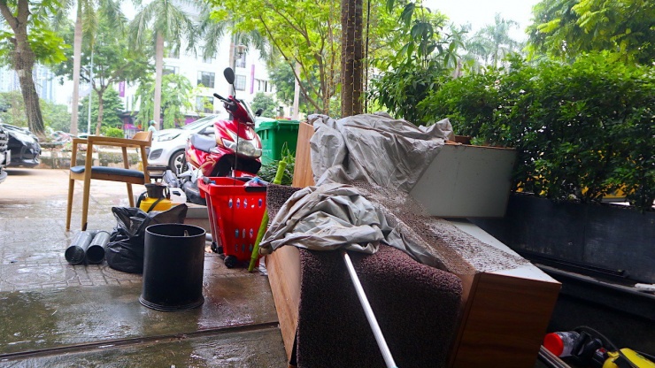 Sau mưa lớn, người dân ở khu biệt thự 'triệu đô' vẫn phải lội nước vớt đồ - 2