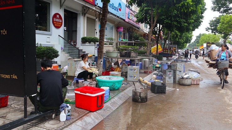 Sau mưa lớn, người dân ở khu biệt thự 'triệu đô' vẫn phải lội nước vớt đồ - 7