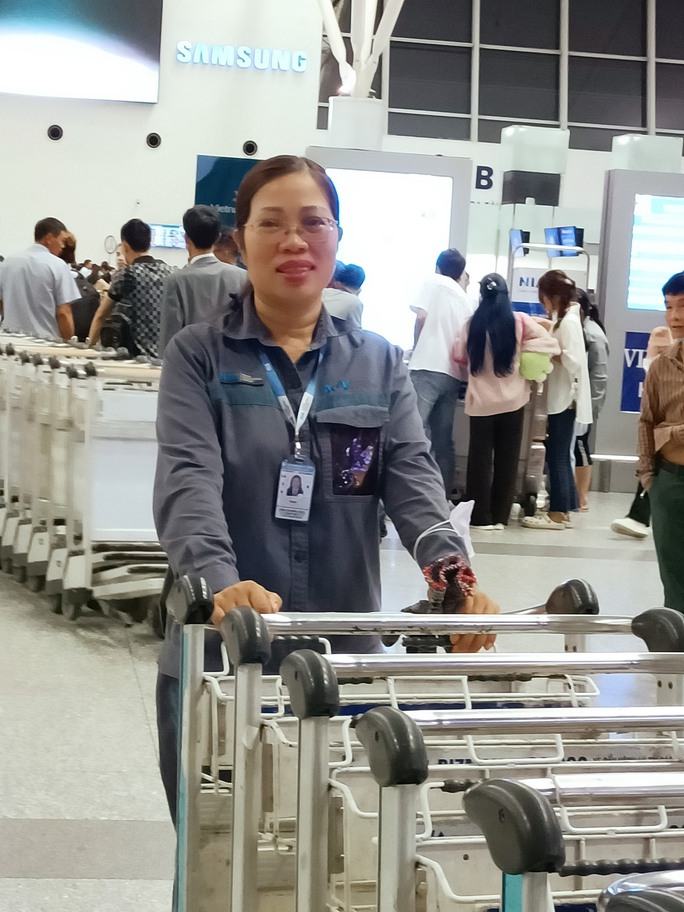 Chị Trần Thị Hồng Thúy - nhân viên xe đẩy Trung tâm Khai thác ga Nội Bài. Ảnh: NIA