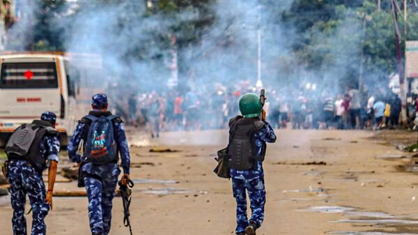 Cảnh sát dùng hơi cay giải tán cuộc biểu tình phản đối vụ sát hại hai sinh viên. (Ảnh: PTI)