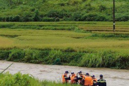 Sạt lở đất cuốn 2 phụ nữ và 1 trẻ em trôi xuống suối mất tích