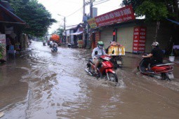 Một con phố ở Thủ đô vẫn chìm trong 'biển nước' sau một ngày mưa lớn