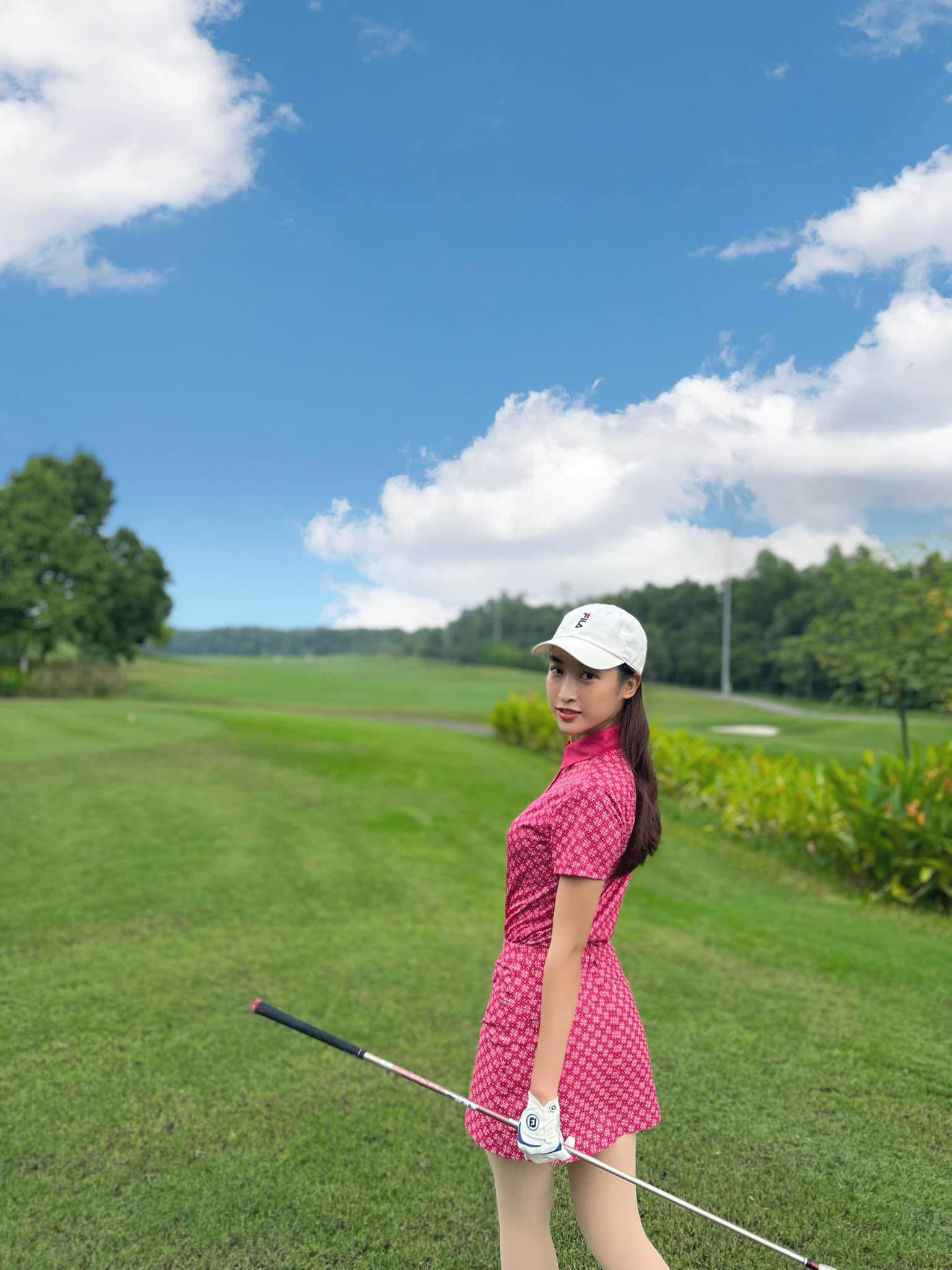 Sự cố trang phục trên sân golf: &#34;Nạn nhân&#34; mới nhất là mỹ nữ quê Thanh Hóa này - 7