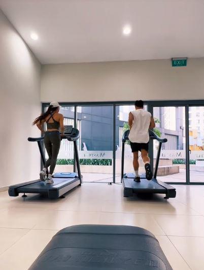 Bùi Tiến Dũng và vợ Tây tình tứ trong phòng gym khiến hội chị em &#34;phát sốt&#34; - 4