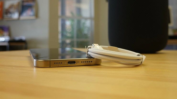 Sau chiến thắng với USB-C, EU tiếp tục gây khó cho Apple - 1