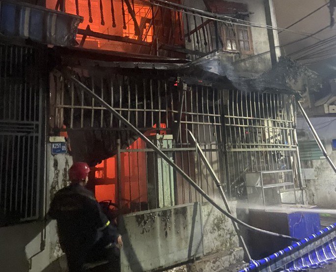 Cảnh sát cứu 6 người bị mắc kẹt trong căn nhà bốc cháy - 2