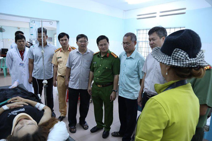 Ban An toàn giao thông tỉnh Đồng Nai và huyện Định Quán thăm hỏi, động viên thân nhân gia đình nạn nhân bị thương đang điều trị tại Bệnh viện đa khoa huyện Định Quán.