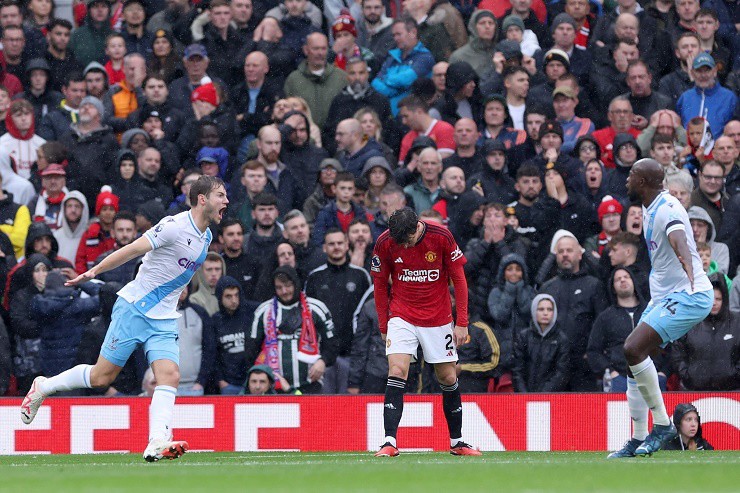 Andersen (bên trái) ghi siêu phẩm giúp&nbsp;Crystal Palace hạ MU ngay tại Old Trafford