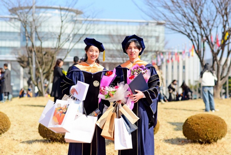 Trải qua hơn 5 năm học tại trường Incheon, tháng 12/2023, Giang và Quân chính thức bảo vệ luận án tiến sĩ tại Hàn Quốc