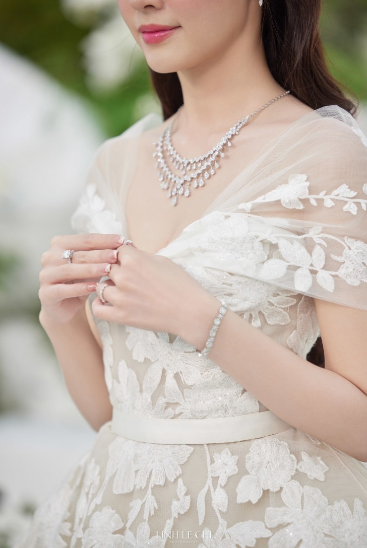 Cựu hot girl tô điểm diện mạo bằng bộ trang sức kim cương gồm bông tai, vòng cổ layer, nhẫn và vòng tay đồng điệu.