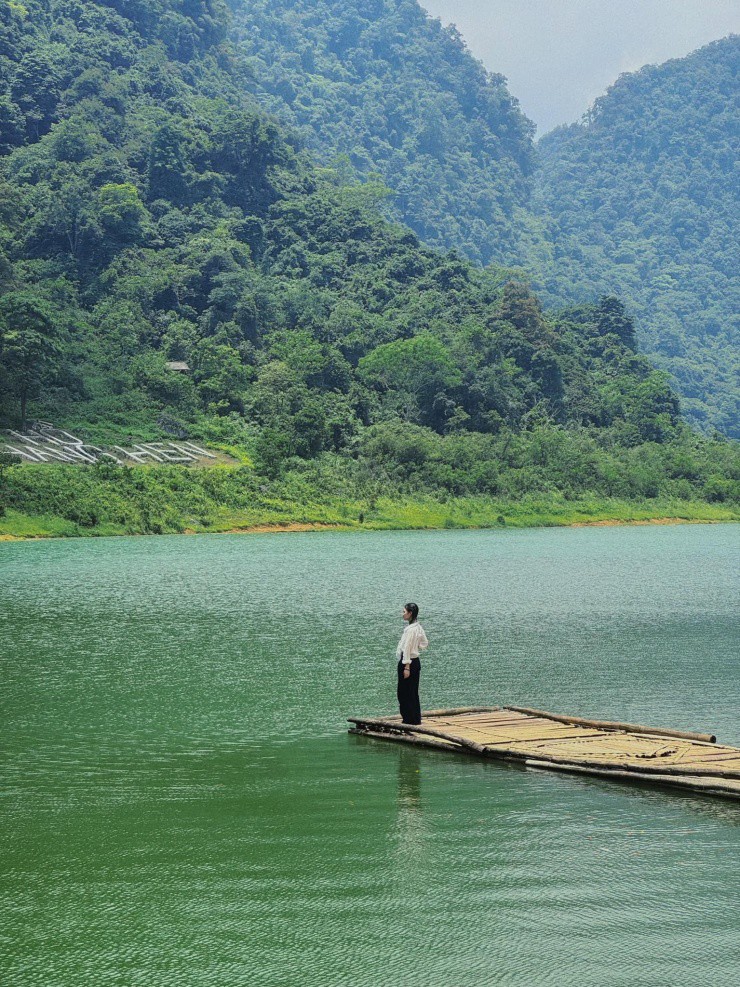 Du khách đến hồ nước nổi tiếng.