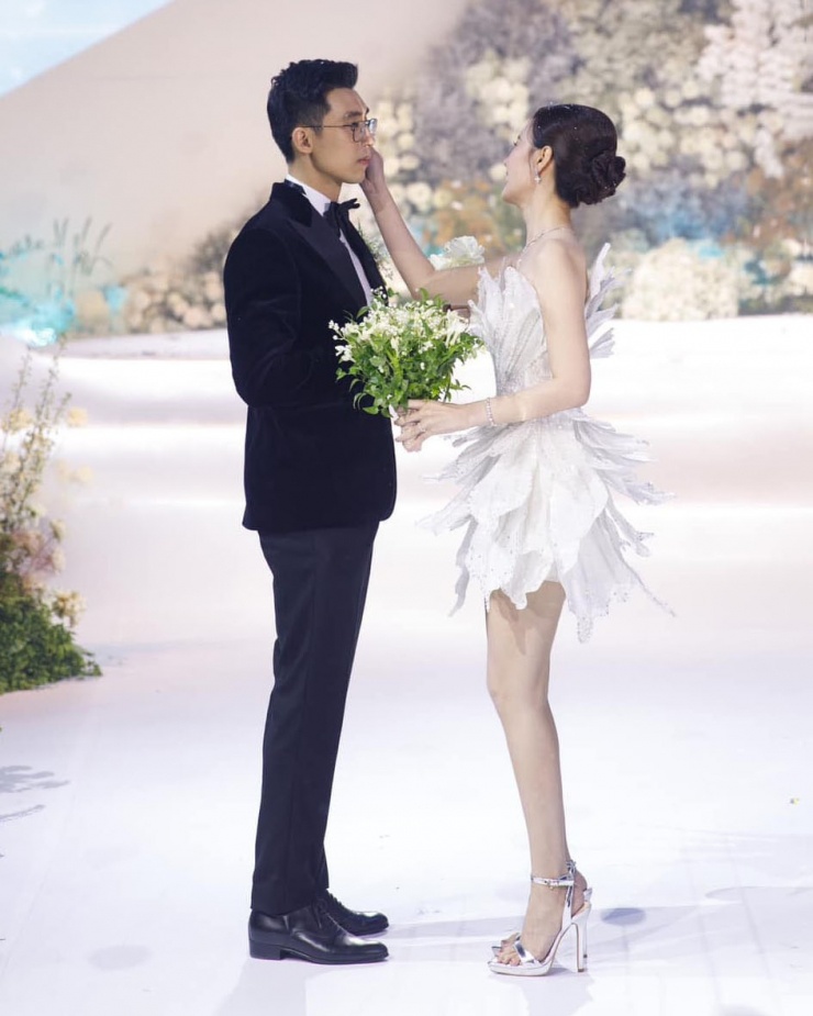 Cô dâu Midu chọn đôi sandals màu bạc với phần đế cao hơn 10 cm khi mặc những bộ đầm cưới lộng lẫy, trông tương xứng chiều cao với chú rể Minh Đạt.