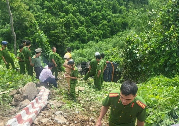 Lực lượng chức năng có mặt tại hiện trường để điều tra, làm rõ nguyên nhân vụ tai nạn. 