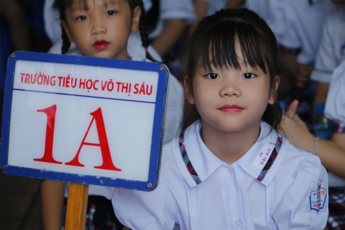 Học sinh lớp 1 trong buổi đầu tiên đến trường tại trường Tiểu học Võ Thị Sáu, quận Hoàn Kiếm, Hà Nội, tháng 8/2022. Ảnh: Duy Phương