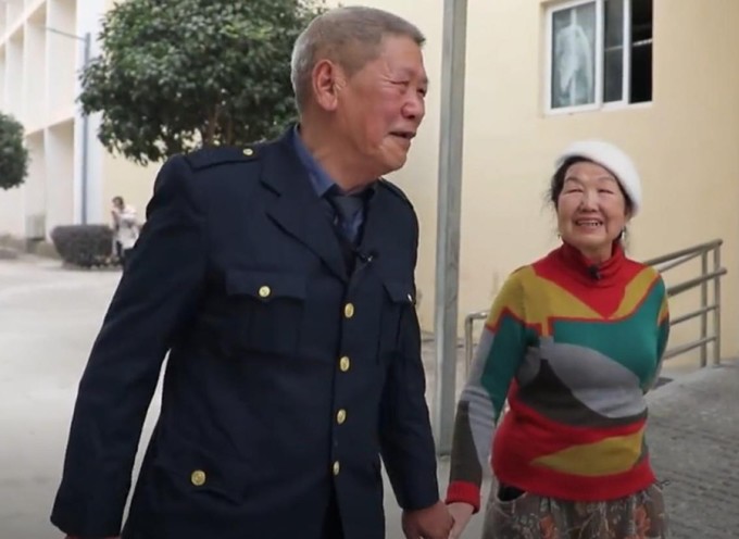 Bà Doãn Xuân Ánh và ông Hà Thiệu Văn trong ngày đầu gặp lại tại một trại dưỡng lão tỉnh Quý Châu. Ảnh: 163.com