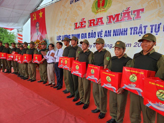 Chủ tịch UBND tỉnh Sóc Trăng Trần Văn Lâu trao quà động viên cho các lực lượng tham gia buổi ra mắt.