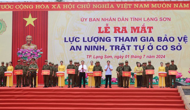 Lãnh đạo tỉnh Lạng Sơn và Ban chỉ đạo 138 địa phương tặng quà động viên. Ảnh: Duy Chiến