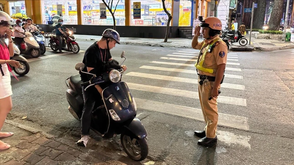 Luật quy định các trường hợp Cảnh sát giao thông được dừng xe người vi phạm. Ảnh: TN