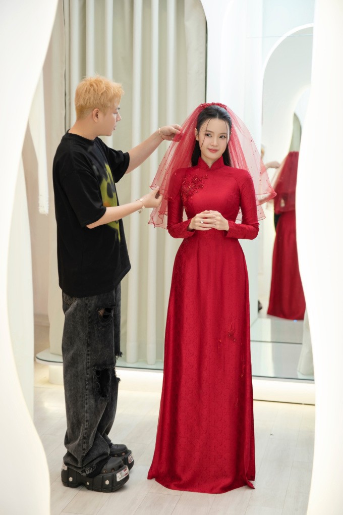 Stylist Trần Nhật Duy và Midu khi thử áo dài cho lễ gia tiên hôm 23/6.