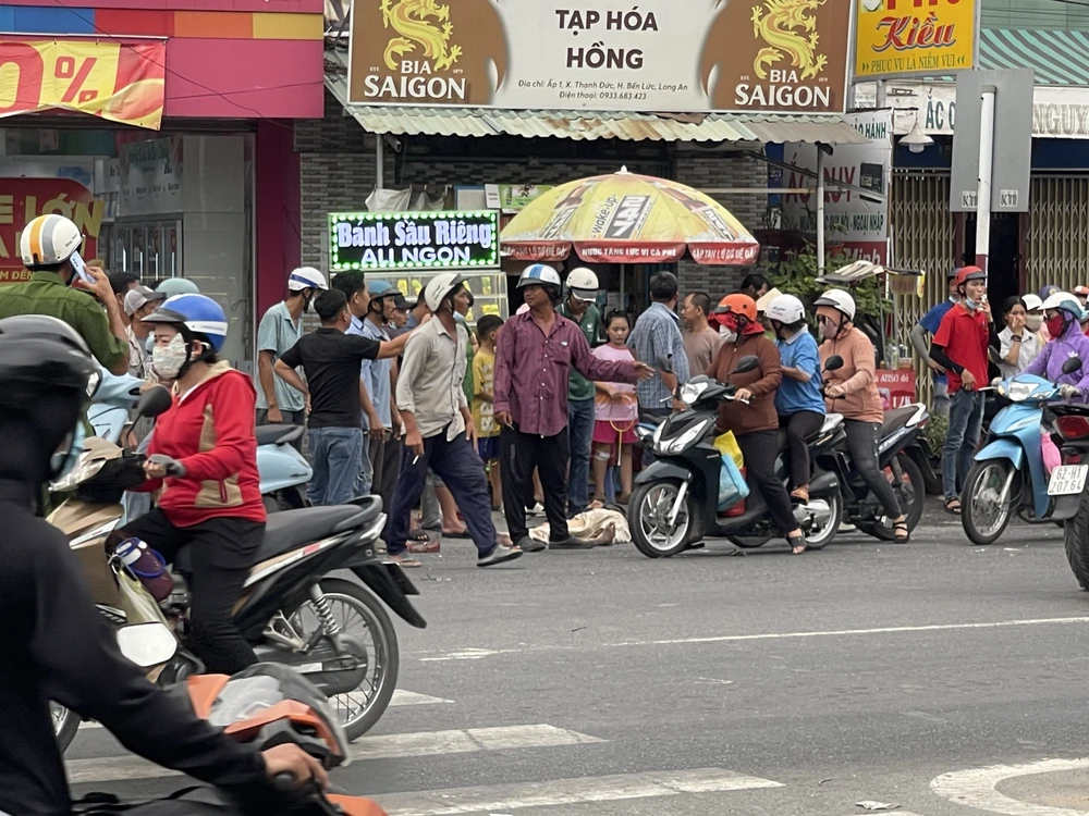 Một nạn nhân nằm bất động sau vụ ô tô khách tông hàng loạt xe máy. Ảnh: HD