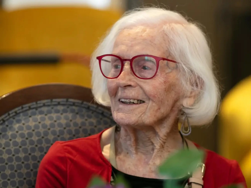 Janet Gibbs đang tận hưởng buổi tiệc trà của Centenarian Club. Ảnh: Bolton Clarke