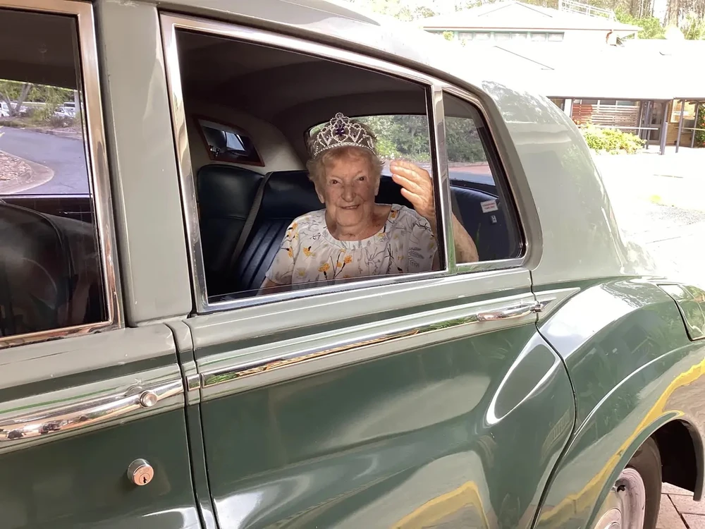 Katie MacRae đội vương miện trong sinh nhật lần thứ 106 của mình ở phía trong một chiếc xe hơi cũ. Ảnh: Bolton Clarke
