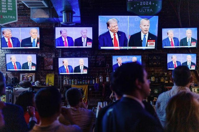 Người dân Mỹ theo dõi cuộc tranh luận trực tiếp trên truyền hình CNN giữa Tổng thống Joe Biden với đối thủ Donald Trump ngày 27/6. (Ảnh: NYT)