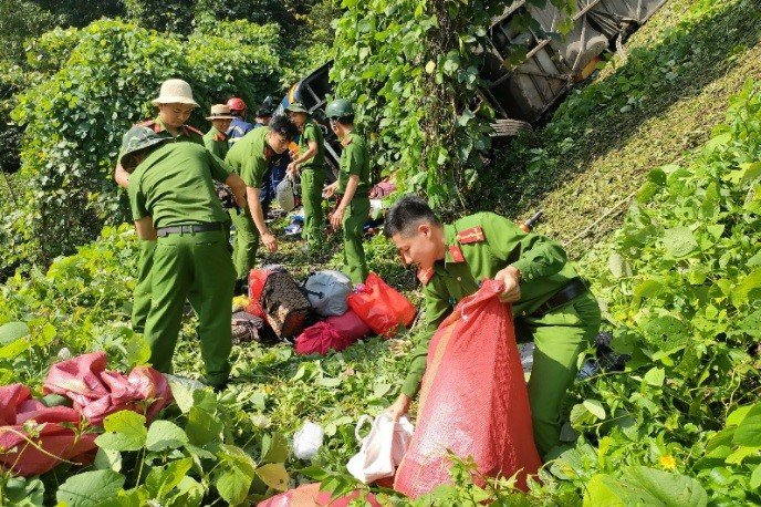 Lực lượng công an triển khai công tác cứu nạn đưa người bị thương từ dưới vực lên đường để đi cấp cứu, đồng thời tổ chức bảo vệ hiện trường quản lý tài sản cho hành khách trong xe... 