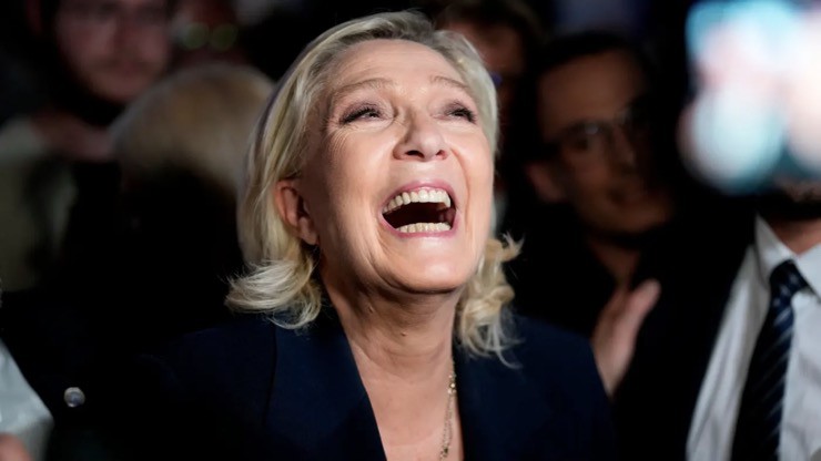Nữ chính trị gia Pháp Marine Le Pen vui mừng sau khi đảng RN chiến thắng trong cuộc bầu cử vòng 1.