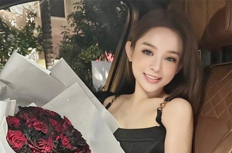 Huyền Baby là một trong những hotgirl Hà thành đời đầu. Ở tuổi 35, Huyền Baby vẫn khiến mọi người xuýt xoa bởi nhan sắc trẻ trung, gương mặt xinh đẹp được ví như búp bê.