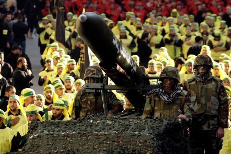 Các thành viên Hezbollah đem theo tên lửa tham gia một cuộc diễu binh ở Lebanon. Ảnh: Forbes