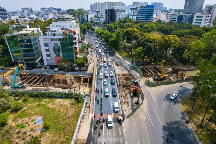 Dự án xây dựng đường nối Trần Quốc Hoàn - Cộng Hòa đi xuyên qua khu đất sân bay nhằm giải tỏa ùn tắc đồng thời kết nối nhà ga T3 sân bay Tân Sơn Nhất dần thành hình sau gần hai năm thi công.