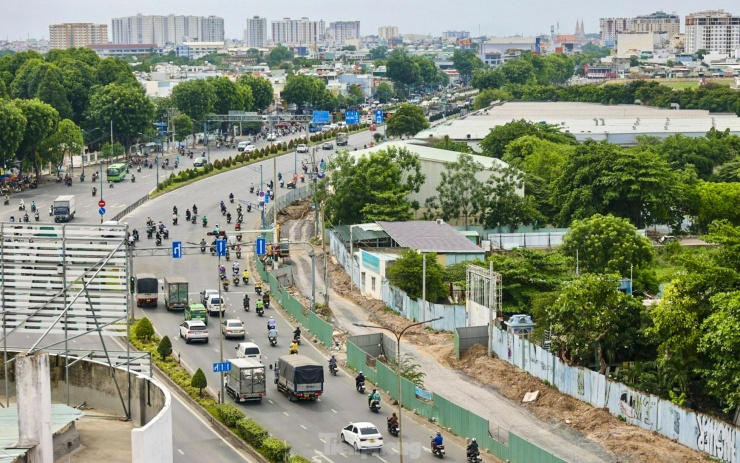 Phần thi công mặt đường nối Trần Quốc Hoàn ra đường Cộng Hoà lộ diện với mặt đường rộng 6 làn xe.