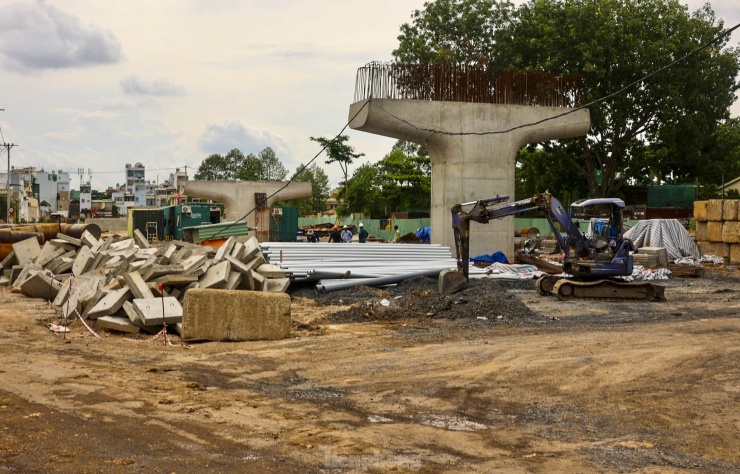 Nhà thầu đang đẩy nhanh tiến độ thi công các hạng mục hạ tầng kỹ thuật như thoát nước, chiếu sáng, bó vỉa hè để kịp hoàn thành đúng tiến độ.