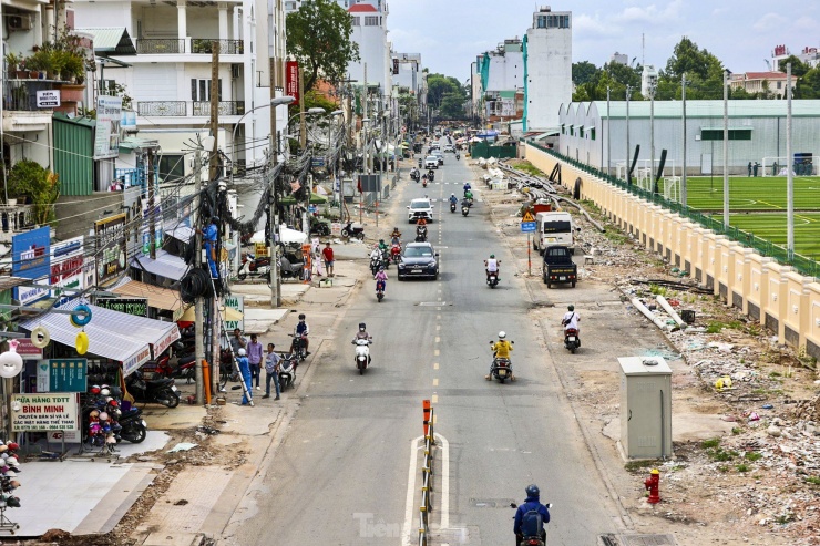 Theo ghi nhận của Tiền Phong, so với nửa năm trước, khoảng 500m ở đoạn đầu đường tiếp giáp với mũi tàu Trường Chinh - Cộng Hoà đã được trải nhựa, hình thành dải phân cách chia làn.