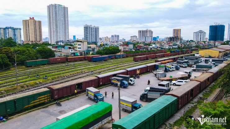 Tuyến đường sắt sẽ cải thiện và tận dụng hệ thống cơ sở vật chất hiện có của các ga nối từ ga Yên Viên - ga Gia Lâm - ga Hà Nội - ga Giáp Bát. Trong ảnh là ga Giáp Bát với chức năng chính là điểm dừng đỗ của tàu hàng.