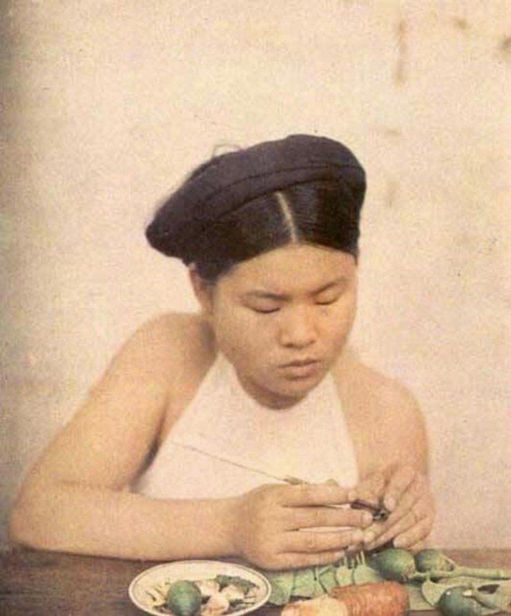 Thiếu nữ Hà Nội têm trầu