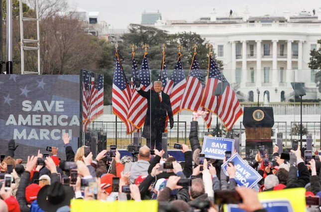 Ông Trump vẫy chào những người ủng hộ tại Washington. (Ảnh: Reuters)