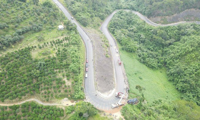 Ôtô lật nghiêng khi lao xuống vực được xe cẩu kéo lên mặt đường. Ảnh: Ngọc Oanh