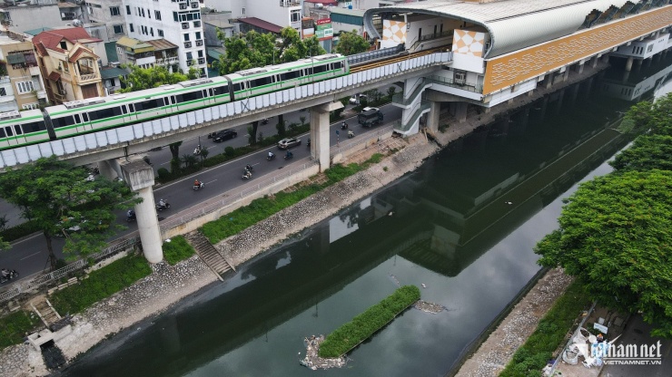 Nước sông Tô Lịch sau 1 ngày chuyển màu xanh, bỗng đen đục trở lại