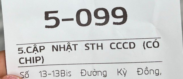  Hơn 9h sáng, chị Kim Dung (ngụ quận 3) đến ngân hàng   đăng ký xác thực sinh trắc học đã nhận được số 99, trong khi bảng điện tử chỉ mới nhảy đến số 20. "Với số này, nhân viên ngân hàng cho biết tôi sẽ phải chờ đợi rất lâu. Nếu không cần chuyển tiền gấp thì tôi có thể quay lại buổi chiều hoặc những ngày sau" - chị Dung nói. Tuy nhiên, do buôn bán nên thường xuyên nhận và chuyển tiền, vì vậy chị Dung kiên nhẫn chờ đợi. Tuy nhiên, đã hơn 11h nhưng vẫn chưa đến số thứ tự của chị. 