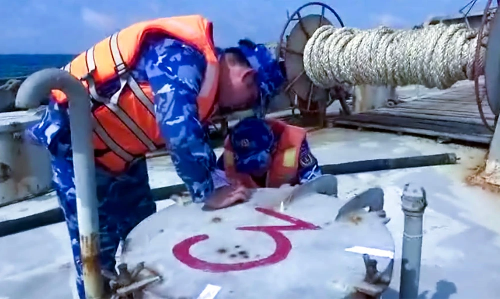 Cảnh sát biển kiểm tra hầm chứa dầu DO của con 'tàu ma'. Ảnh CSB.