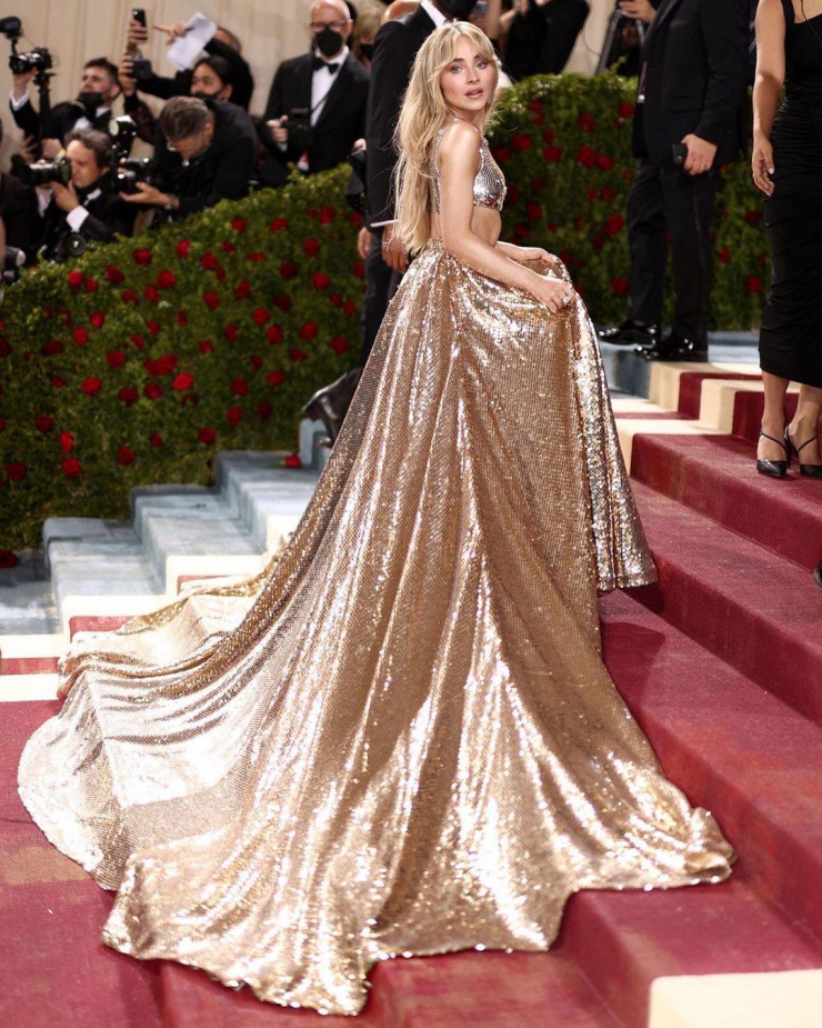 Tại Met Gala 2022, cô diện bra top kèm chân váy maxi sequin dài quét sàn. Đuôi váy dài che phủ toàn bộ đôi chân, đem tới hiệu ứng nổi bật cho người có vóc dáng nhỏ bé.