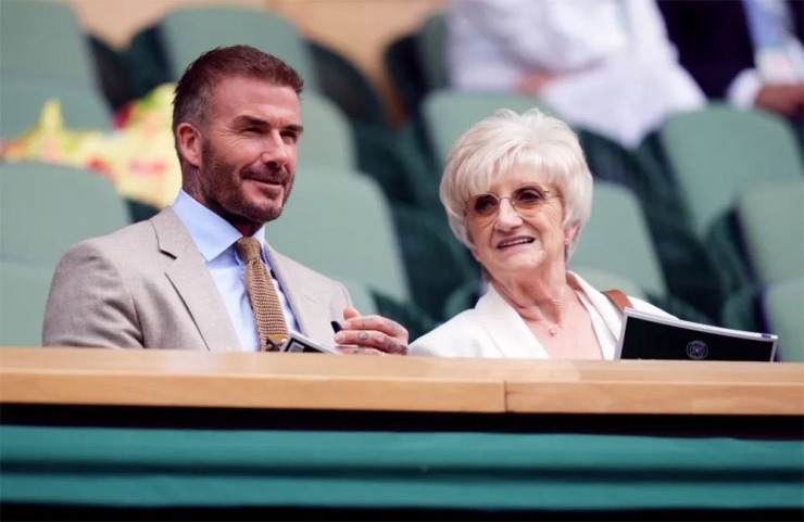 Becks là khán giả quen thuộc mỗi mùa Wimbledon. Hai năm trở lại đây anh thường đưa mẹ đi xem cùng.