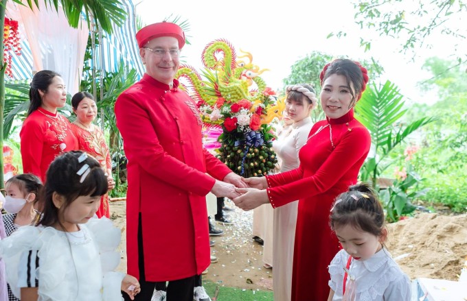 Anh Bertnand và chị Xuân tổ chức đám cưới năm 2023, hai năm sau khi đăng ký kết hôn. Ảnh: Nhân vật cung cấp