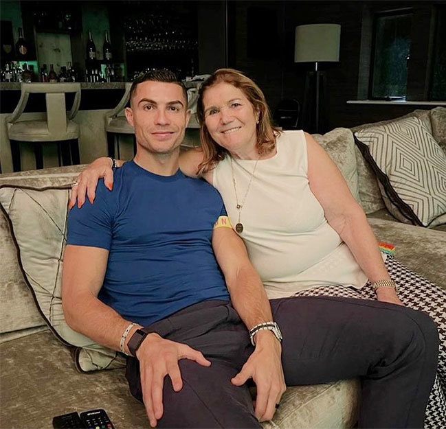 C. Ronaldo và mẹ. Ảnh: Instagram Dolores Aveiro